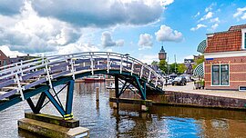 Bekannte Wonderburg-Bogenbrücke über den Kanal von Sneek, Niederlande