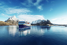 Schneeberge in den Lofoten, Havila Postschiff