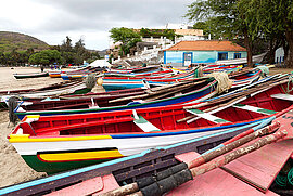 Fischerboote am Strand von Tarrafal, Kapverde