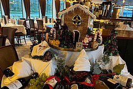 Weihnachtsschmuck im Restaurant, COMPASS OPERA