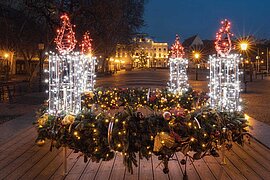 Weihnachtskranz auf einem Platz in Bratislava, Slowakei