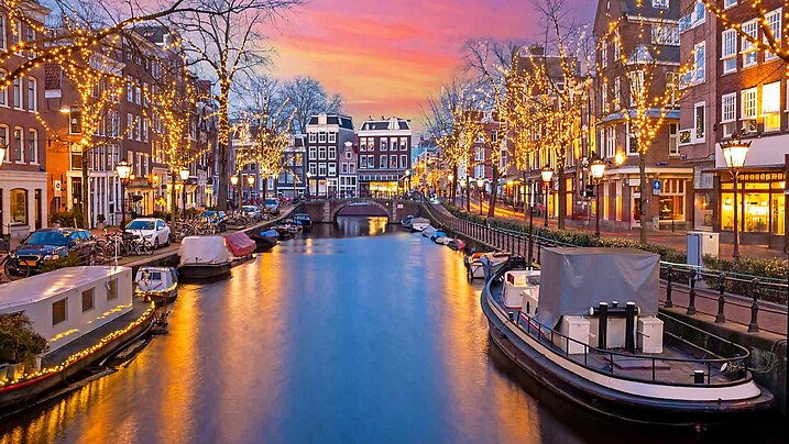 Gracht mit Weihnachtslichtern in Amsterdam, Niederlande