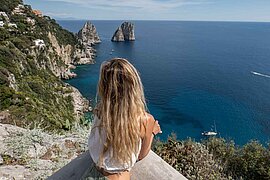 Blick vom Berg Solaro auf Capri, Italien