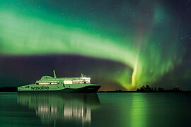 MS Aurora Botina mit Nordlichtern
