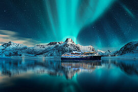Nordlichter in den Lofoten, Havila Postschiff