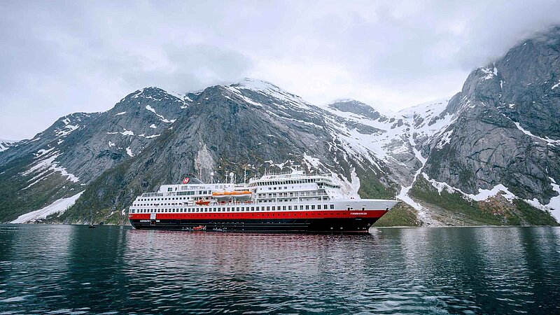 MS Finnmark im Fjord von Norwegen