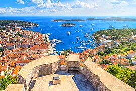 Blick von der Festung auf den Haven in Hvar, Kroatien