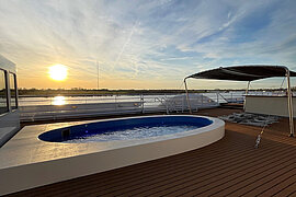 Sonnendeck mit Pool, COMPASS OPERA