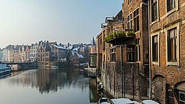 Kanal von Gent zur Winterzeit, Belgien