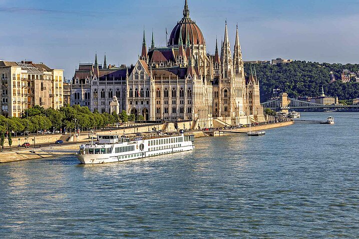COMPASS EMPRESS vor dem Paralemt in Budapest, Ungarn