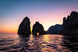 Reisehighlight: Capri Bay – Sicht auf die Faraglioni