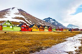 Bunte Holzhäuser in Longyearbyen, Spitzbergen, Norwegen