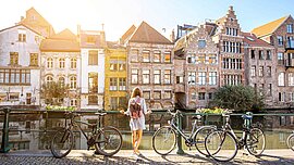 Frau am Kanal von Gent, Belgien
