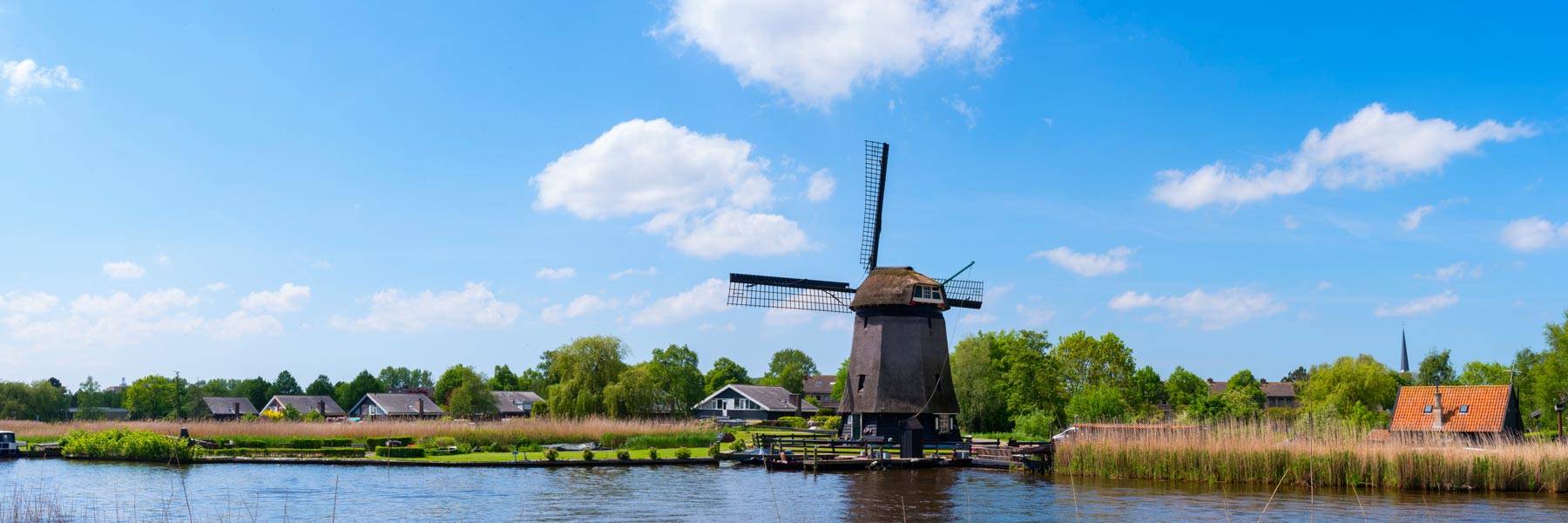 Landschaft vom Niederrhein mit Mühle in der Nähe von Schermenhorn, Niederlande