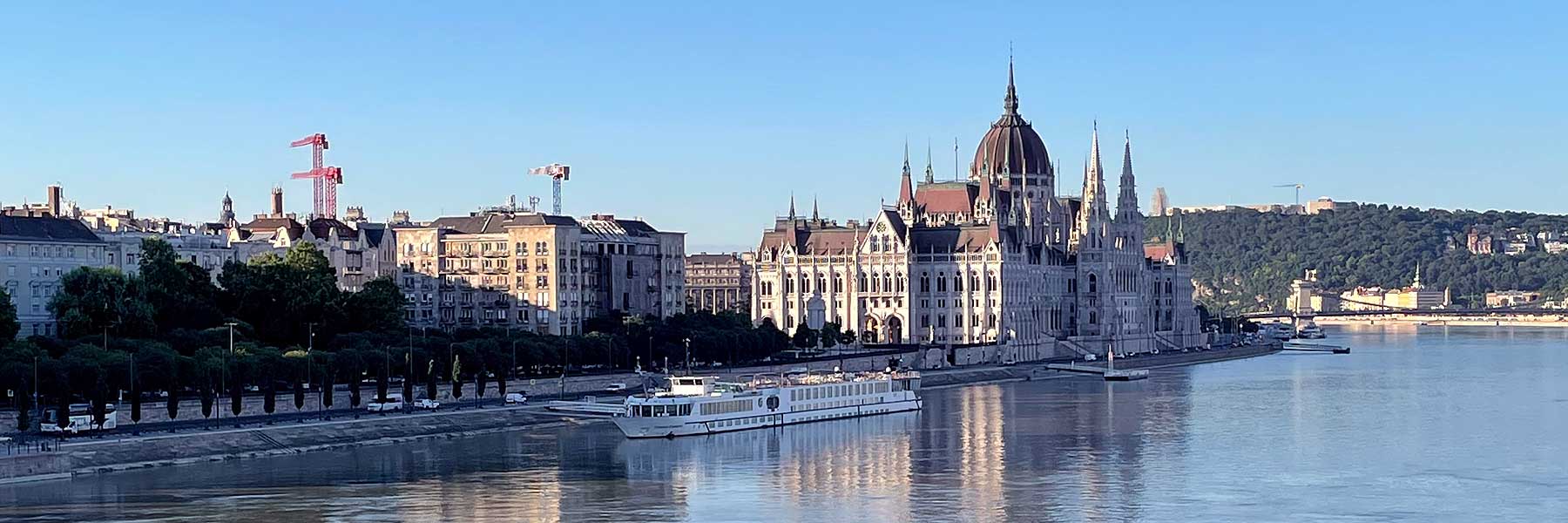 COMPASS EMPRESS vor dem Parlament in Budapest