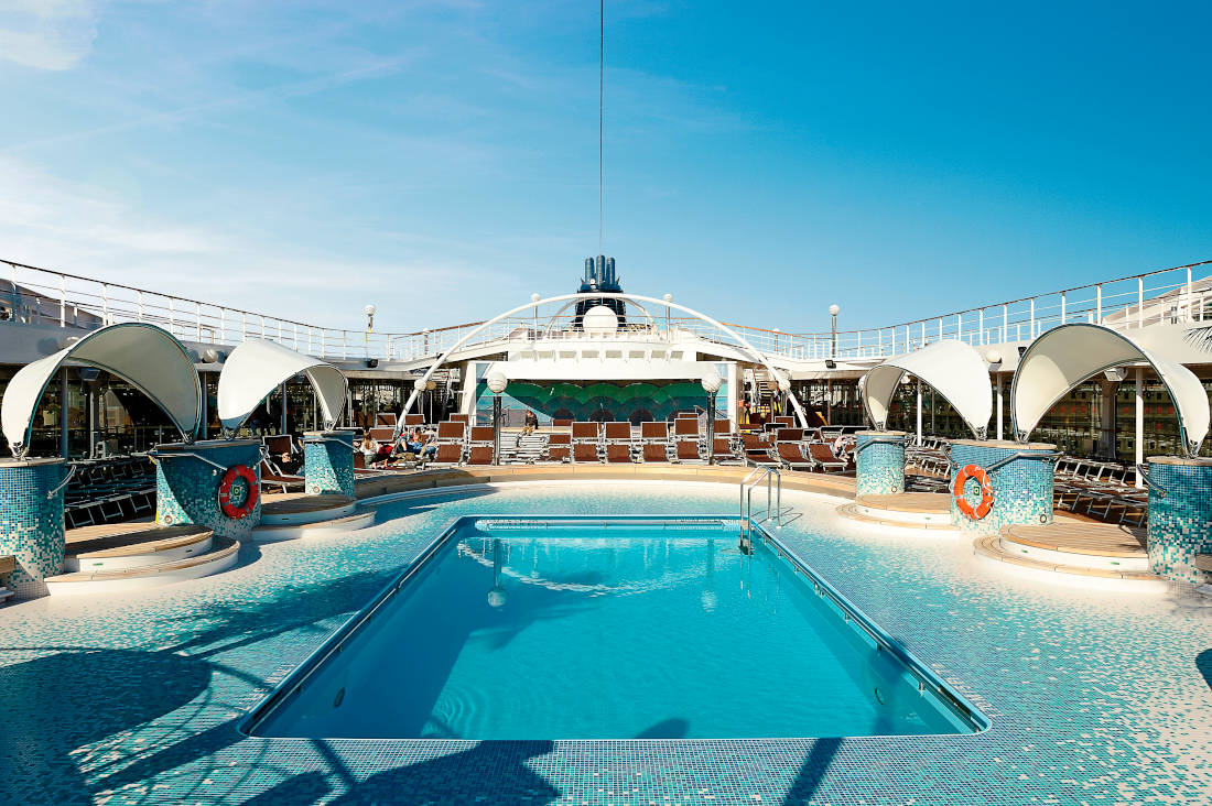 Pool an Deck der MSC Orchestra